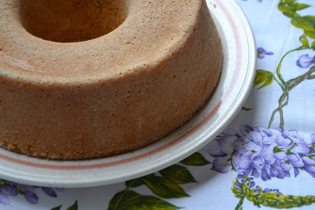 Bolo de farinha de mandioca e coco + receita base para bolos caseiros