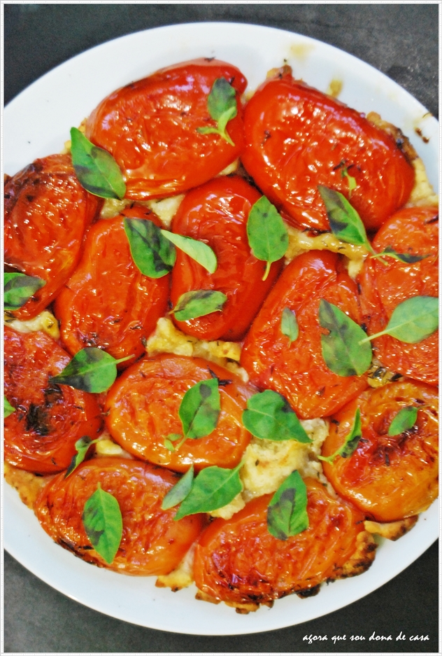 tarte tatin de tomates com manjericão fresco