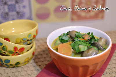 Cogumelo e legumes com curry vermelho - prato vegetariano