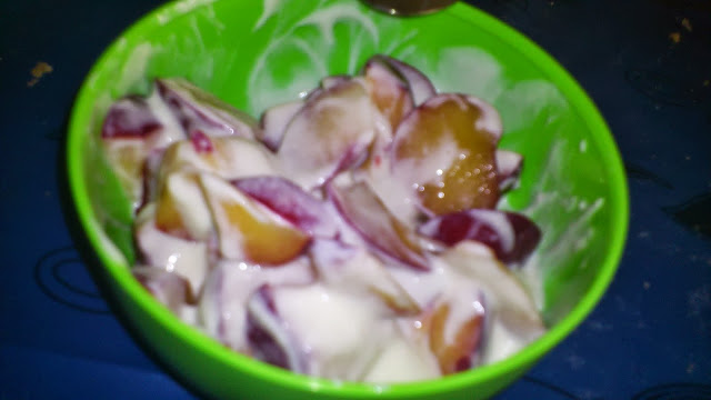 Salada de ameixas pretas e iogurte natural