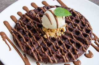 Waffle de Brownie com Sorvete de Baunilha Caseiro