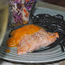 Filetes de salmão com molho de manga acompanhado com salada de repolho e esparguete negro