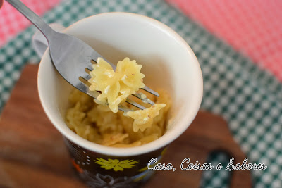 Dia Mundial do Macarrão: macarrão com queijo (mac 'n' cheese) na caneca
