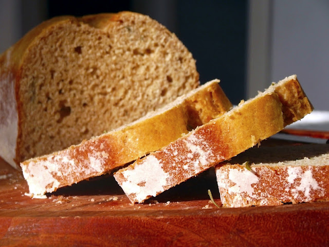 Pão integral e manteiga de maracujá