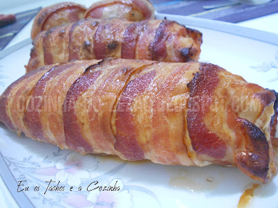 Peitos de frango recheados e enrolados em bacon