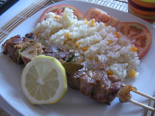 Espetadas de Perú com arroz de cenoura
