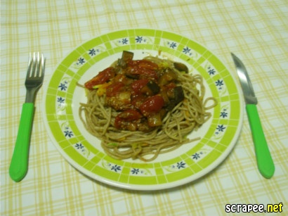 Espaguete ao molho de tomate e berinjela