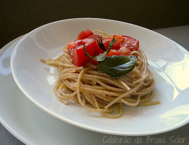 Espaguete integral com molho de tomates (ou quase isso)