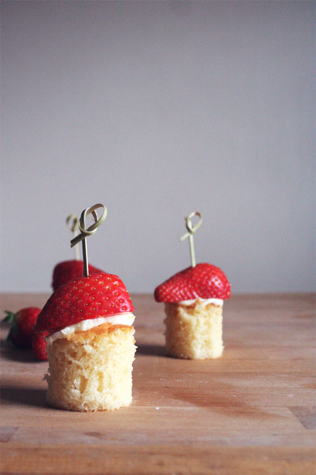 Espetadas de bolo com morangos/ Strawberry and cake on a stick