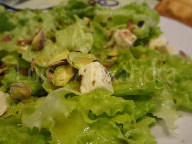 Salada de Alface com Queijo e Pistáchios