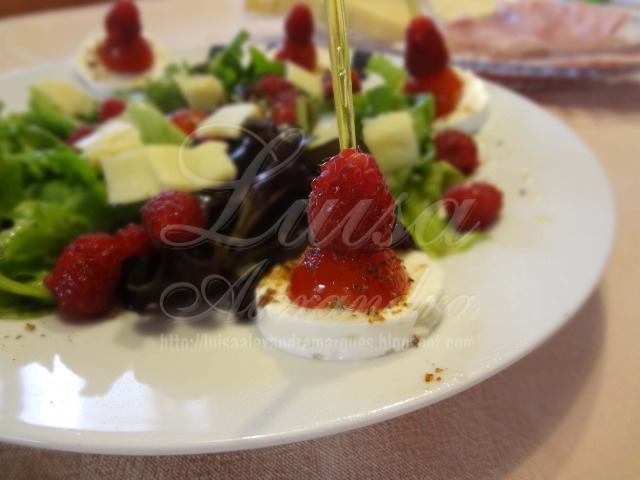 Salada de Folhas Verdes com Queijo Fresco, Tomate Cherry, Framboesas e Lascas de Queijo da Ilha com Pizza de Queijo e Tomate Cherry