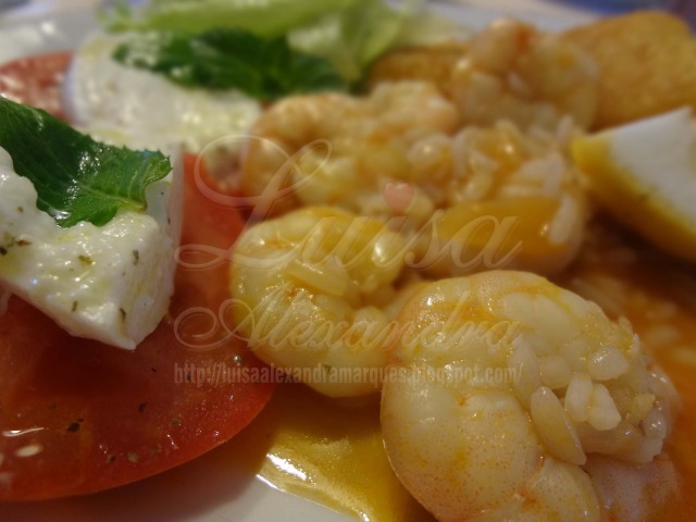 Arroz de Camarão com Nuggets de Pescada Panada e Salada de Alface com Tomate e Mozarella Fresca de Búfala