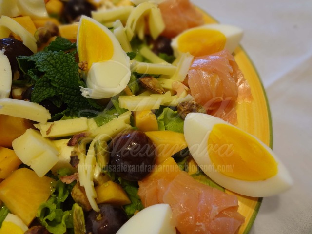 Salada Fresca de Alface e Frutas com Ovo, Salmão Fumado e Pistáchios