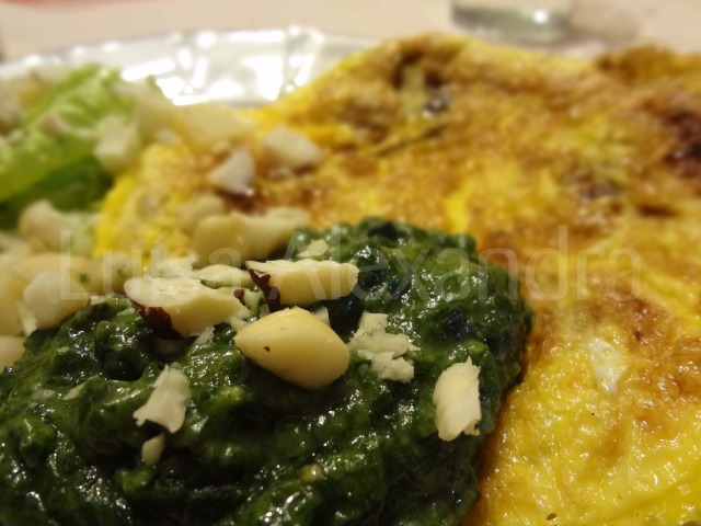 Omelete de Courgette com Esparregado de Espinafres e Salada de Alface com Castanhas do Brasil