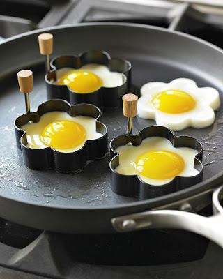Fritar ovos em forma de flor é possível
