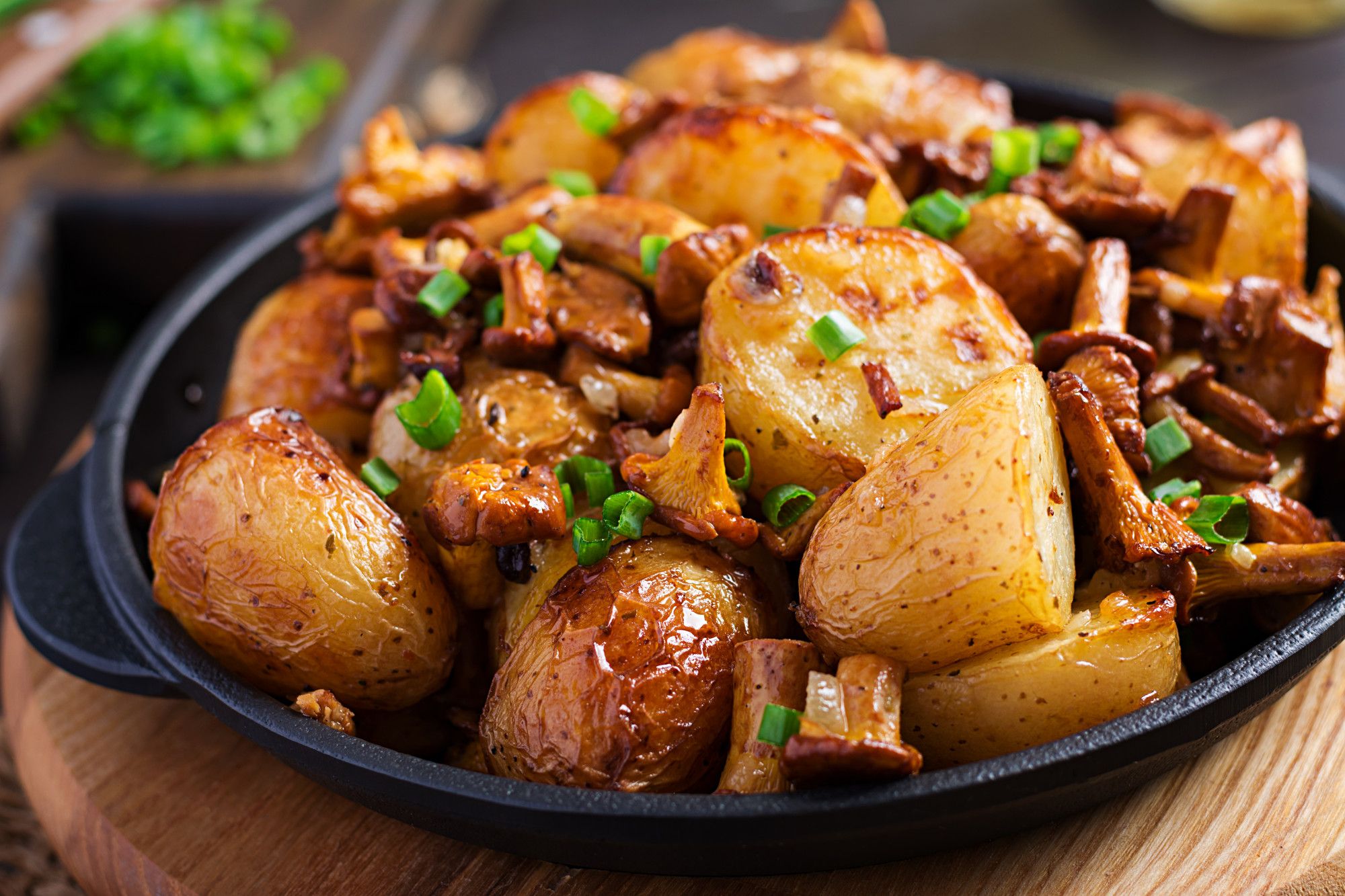 Frango assado com batatas: veja quais são os passos que deve seguir para prepará-lo