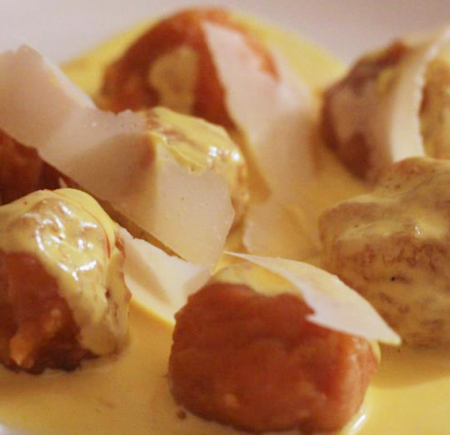 gnocchi de batata doce com gruyère e molho de açafrão