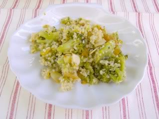 Salada de brócolos com couscous e vinagrete de laranja