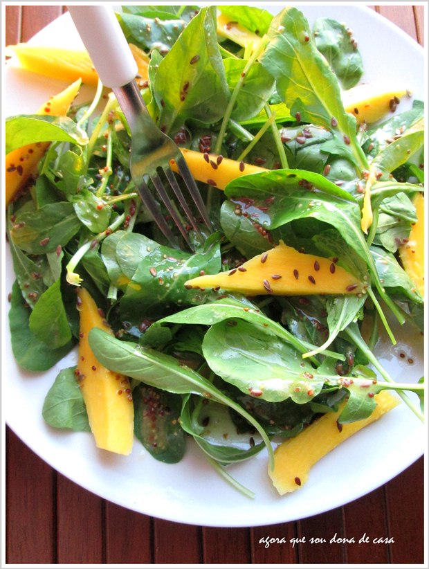 fresh: salada de rúcula e manga com molho de laranja e linhaça
