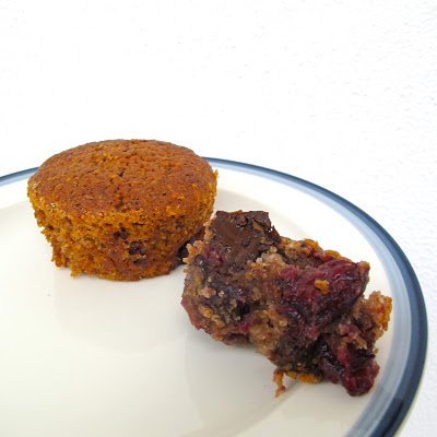 Muffins de castanha do Brasil, cereja e chocolate