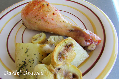 Coxas de frango assadas com toque de conhaque, batatas e cogumelos Paris