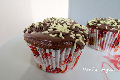 Cupcakes de chocolate com cobertura de chocolate (super fácil)