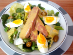Salada niçoise (alface, tomate, vagem, azeitonas, atum e ovo)