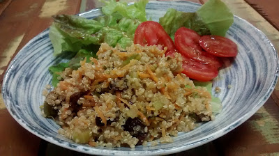 salada morna de quinoa com cenoura, passas e alcaparras