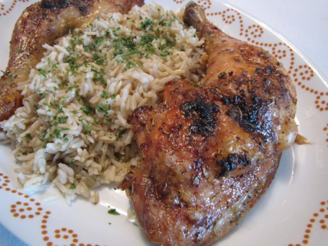 Pernas de frango com manteiga de ervas e arroz de pinhões