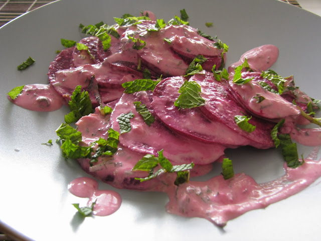Salada de beterraba com tahine (vegana)