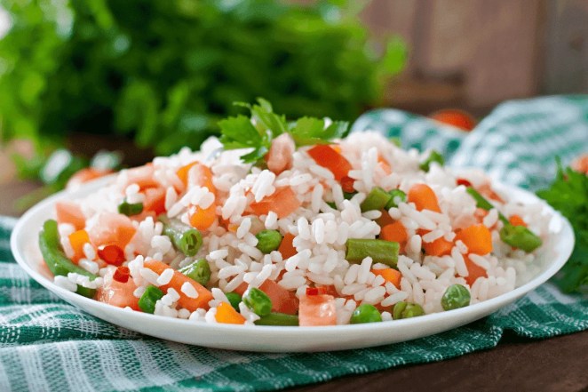 Aprenda a fazer uma receita prática de arroz à grega