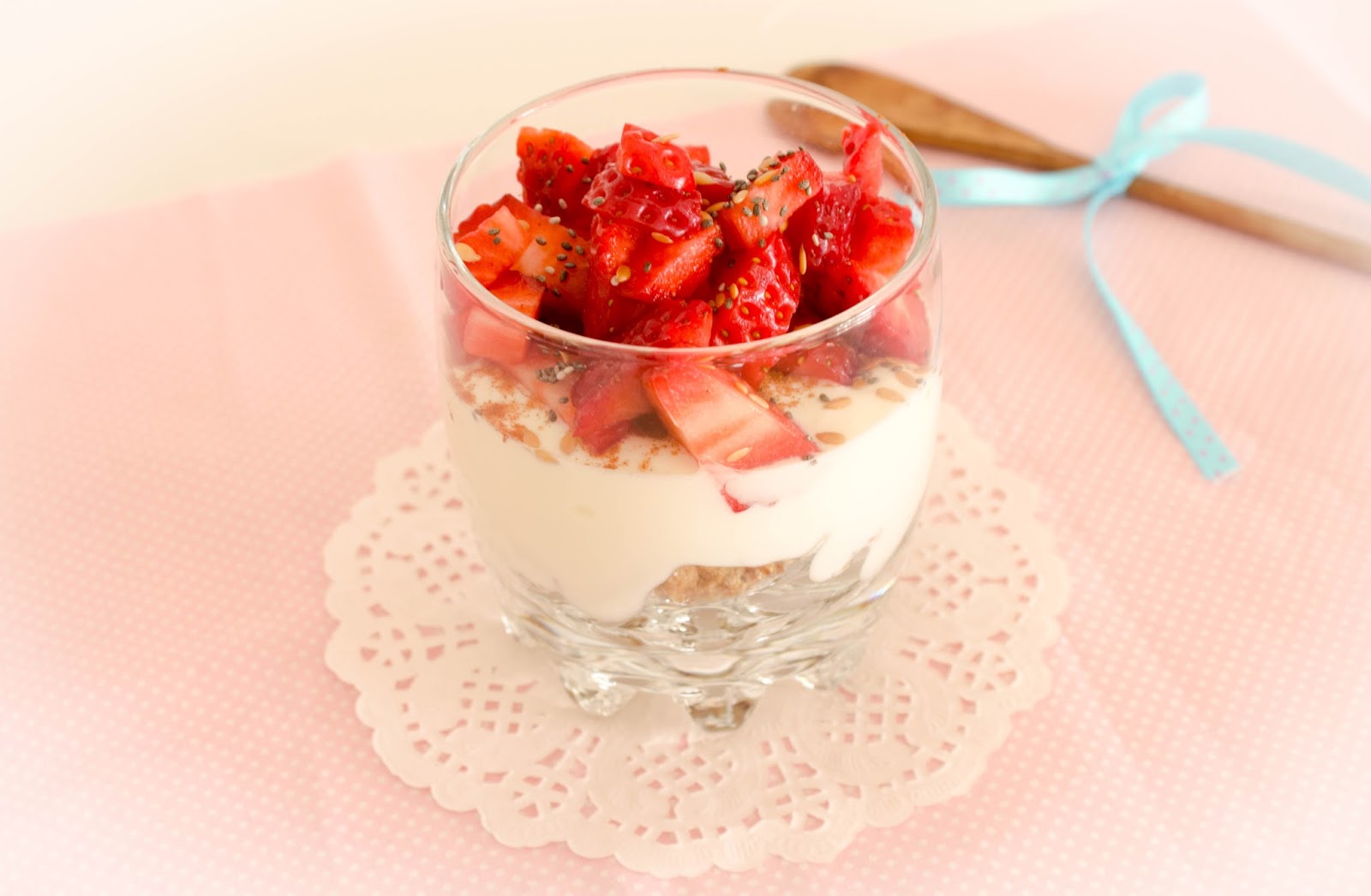 Trifle de Iogurte Grego, Morangos e Aveia...para começar a semana da melhor maneira!