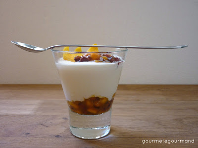 Mousse de iogurte grego com salada de manga e cereja