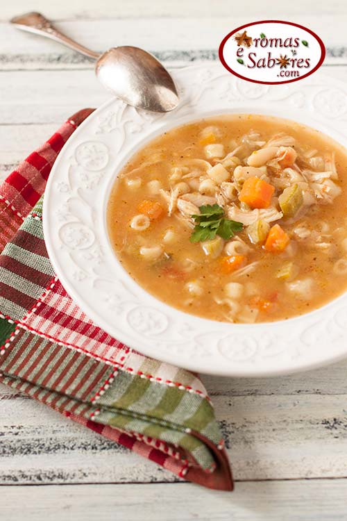 Sopa minestrone com frango, legumes, feijão e macarrão
