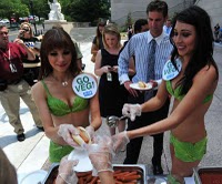 Mulheres com “biquíni de alface” distribuem cachorro-quente vegetariano nos EUA