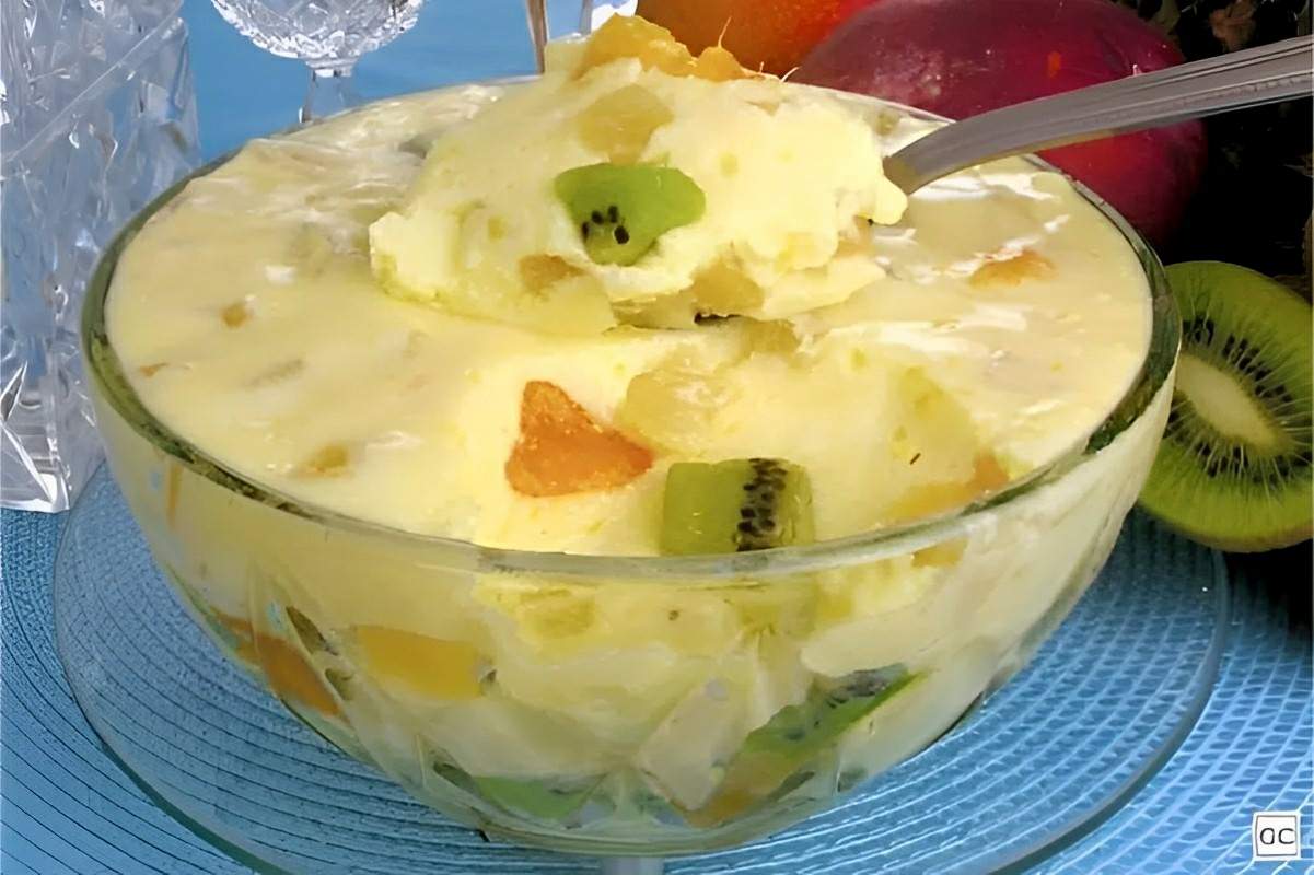 Mousse de salada de frutas sobre cremoso e refrescante gostoso que nem sorvete