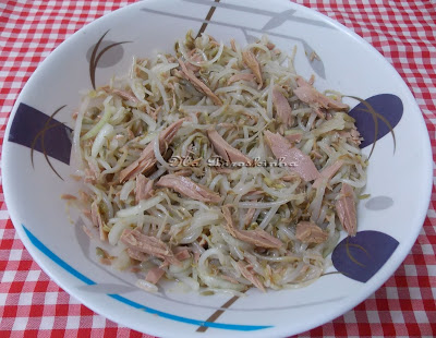 Salada de Moyashi com Atum e Cebola Roxa
