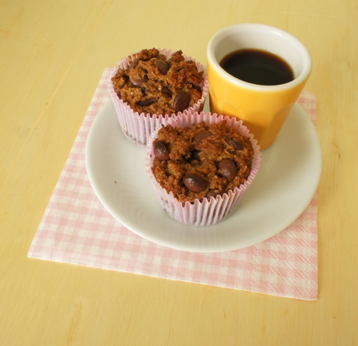 muffins integrais com manteiga de amendoim e chocolate