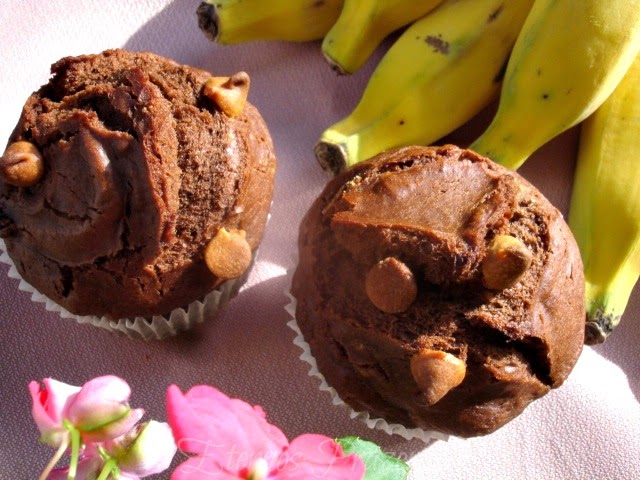 Muffins de chocolate e banana com chips de manteiga de amendoim, da Nigella