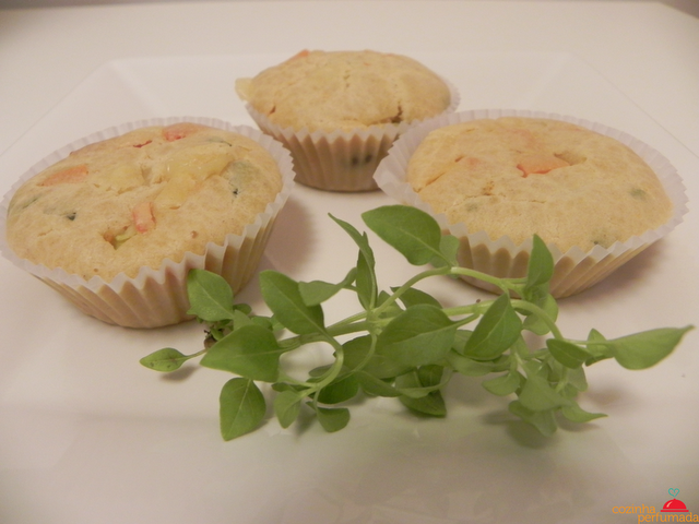 Muffins salgados de tomate, manjericão e queijo
