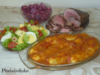 NHOCÕES   c/molho de gorgonzola, rosbife e salada de maionese com beterraba