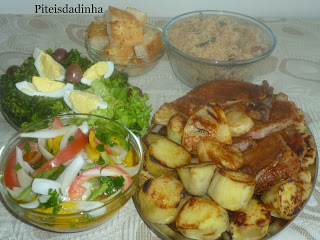 CARRÉ ASSADO com farofa de linguiça c/abacaxi, salada e vinagrete  fatiado