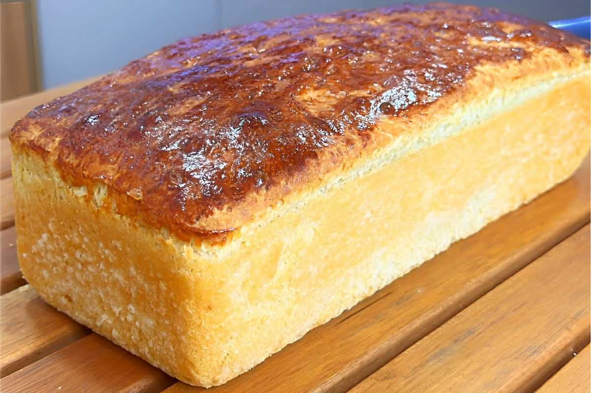Pão fofinho que não precisa sovar é só misturar os ingredientes e colocar na forma