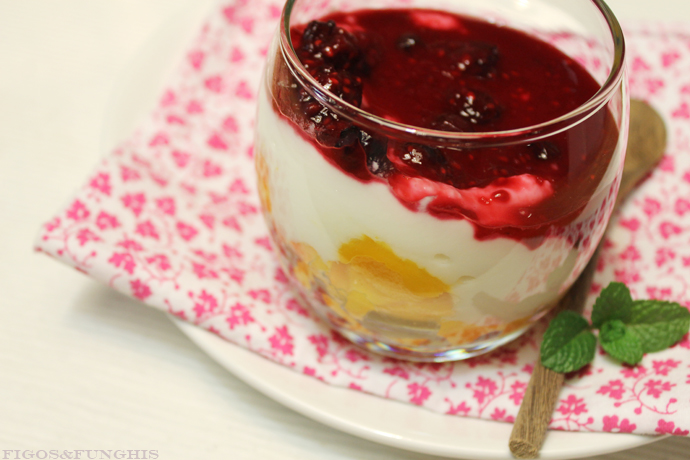 Parfait de iogurte com manga e frutas vermelhas