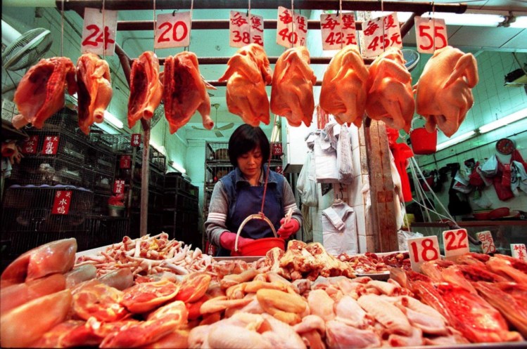 Polícia chinesa confisca pé de galinha fora do prazo há 46 anos