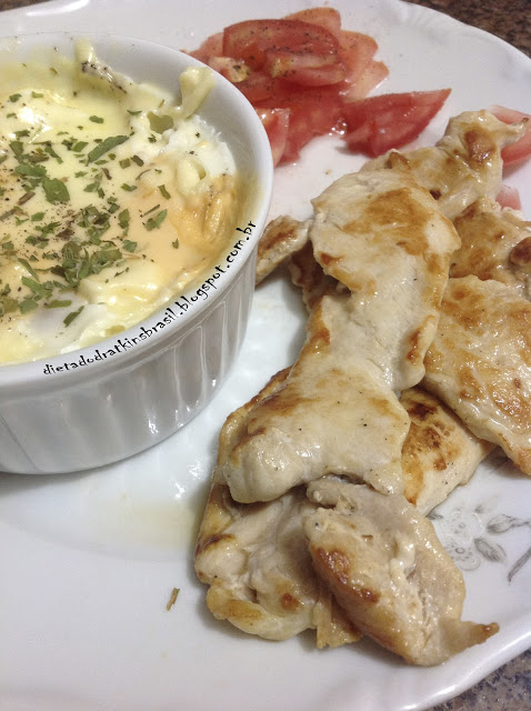 Comidinhas Atkins que não precisam de receita: peito de frango com ovos en cocotte e salada