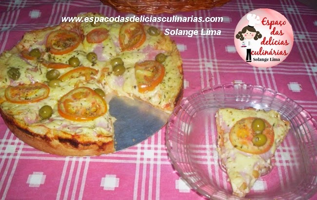 Pizza de presunto, queijo e azeitonas