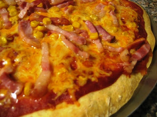 Pizza bacon e milho com massa de batata