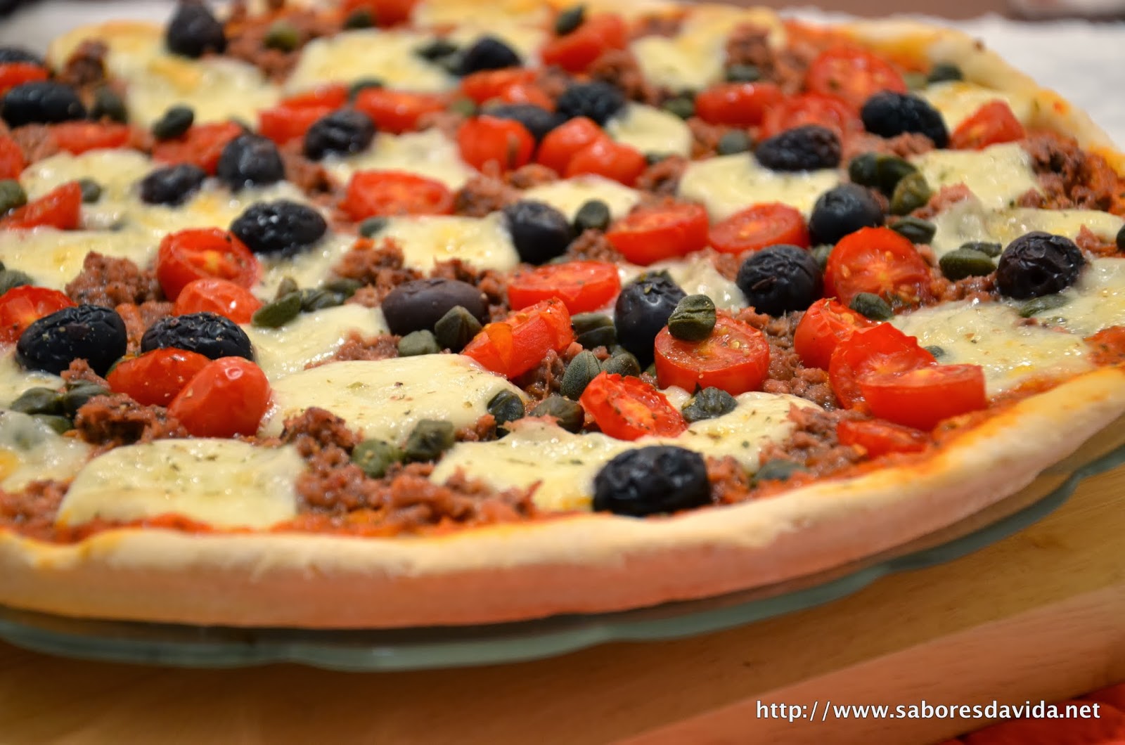 Pizza de Pesto Vermelho com Atum e Alcaparras - Dia Um...Na Cozinha!