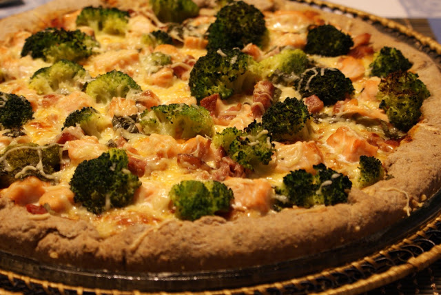 Pizza de salmão com bróculos